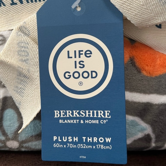 NWT Bundle of 2 Soft Throws - Life is Good and Kringle Express Christmas - Picture 6 of 10